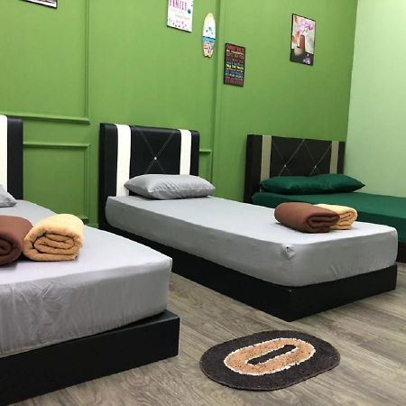 A Pousada Ny Tropical Backpackers Desaru Exterior foto